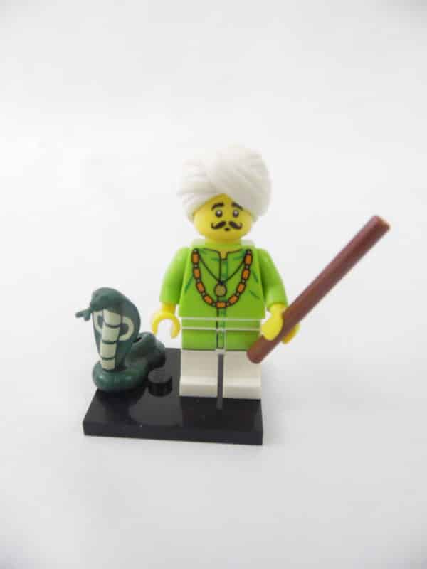 Mini figurine Lego N° 71008 - Série 13 - N° 04 - Le Charmeur de Serpent
