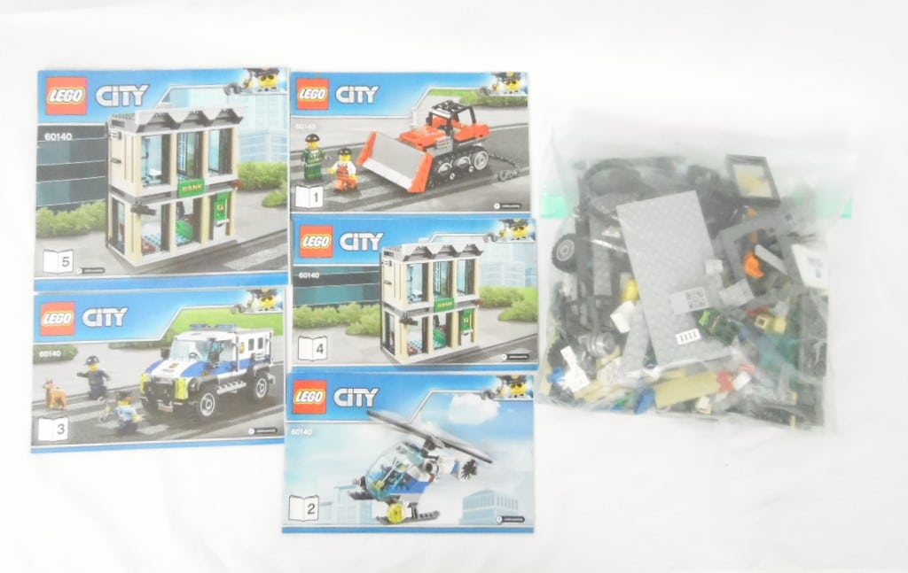 Lego City - N° 60140 - Le cambriolage de la Banque Produit d'occasion Sans boite / avec notice / 100% Lego 560 pièces / 5 Mini-figurines /Année 2017